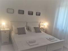 Ferienwohnung - Ferienwohnung Modernes Apartment mit großer Terrasse und Grillmöglichkeit