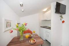 Ferienwohnung - Apartments Villa Angela - Studio Apartment with Balcony and Sea View (Dajana) - Ferienunterkunft in Baska Voda (2 Personen)