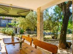 Ferienhaus - Ferienhaus Wunderschönes Ferienhaus in Pomer mit Garten
