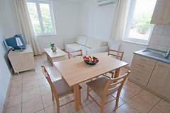 Ferienwohnung - Beachfront Apartments Tamarix - One Bedroom Apartment with Partial Sea View - Ferienunterkunft in Posedarje (4 Personen)