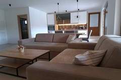 Ferienhaus - Tranquil Holiday Home with Pool, Garden, and Playground in a Peaceful Countryside Setting - Three Bedroom Holiday Home - Ferienunterkunft in Sinj (8 Personen)
