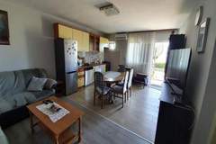 Ferienwohnung - Spacious Apartment Steps from the Beach, with Private Terrace and Grill - Three Bedroom Apartment - Ferienunterkunft in Kastel Stari (7 Personen)
