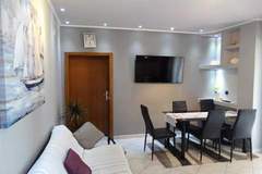 Ferienwohnung - Scenic and Sunny Apartments with Sea View and Balcony - Two Bedroom Apartment with Balcony (owner veliki) - Ferienunterkunft in Crikvenica (5 Personen)