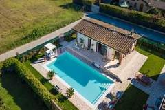 Ferienhaus, Exklusive Unterkunft - The Luxury Beach Villa - Ferienunterkunft in Viareggio (2 Personen)