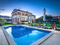 Ferienhaus - Ferienhaus Schöne Villa in ruhiger Stadt mit Pool und BBQ