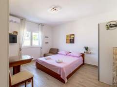 Ferienwohnung - Ferienwohnung Apartmani  STANIĆ - apt. A2 Olive tree