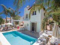Ferienhaus - Ferienhaus 3-Schlafzimmer-Luxusvilla mit Pool und teilweise Meerblick