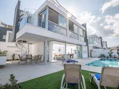 Ferienhaus - Ferienhaus 3-Schlafzimmer-Villa mit Pool, Dachgarten, Meerblick