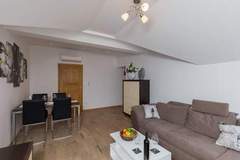 Ferienwohnung - Villa Celenca - Superior Two Bedroom Apartment with Terrace and Sea View - A5 - Ferienunterkunft in Mokosica (3 Personen)