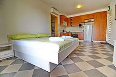 Ferienwohnung - Apartments Gusti - Studio Apartment with Terrace and Sea View - Ferienunterkunft in Drace (2 Personen)