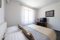 Ferienwohnung - Guest House Rooms Rose - Romantic Double Room with Balcony and Sea View (No.1) - Ferienunterkunft in Molunat (2 Personen)