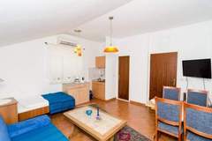 Ferienwohnung - Apartments Peco - One Bedroom Apartment with Patio and Side Sea View - Ferienunterkunft in Mokosica (4 Personen)