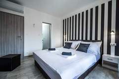 Ferienwohnung - Apartments & Rooms Sunshine Home - Double Room with balcony ( Black ) - Ferienunterkunft in Vela Luka (2 Personen)