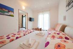 Ferienwohnung - Apartments Vujina - Premium Studio Apartment with Terrace 1 (Petra) - Ferienunterkunft in Kastel Stafilic (4 Personen)