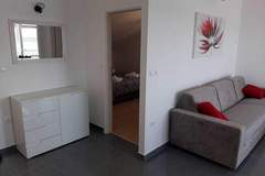 Ferienwohnung - Apartments Dobrila - One Bedroom Apartment with Terrace and sea view - B1 - Ferienunterkunft in Jelsa (4 Personen)