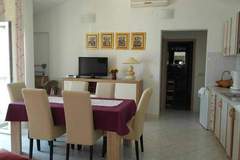 Ferienwohnung - Apartment Račić - Two-bedroom Apartment with Balcony and Sea View - Ferienunterkunft in Bol (4 Personen)