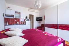Ferienwohnung - Apartments & Rooms Mara & Petrunjela - Studio Apartment with Balcony and Sea View (Studio s balkonom) - BR. 2 - Ferienunterkunft in Cavtat (2 Personen)