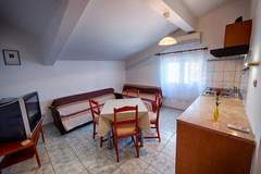 Ferienwohnung - Apartments Malo Lago - One-Bedroom Apartment with Balcony and Sea View - Attic (Apartment 1) - Ferienunterkunft in Lastovo (4 Personen)