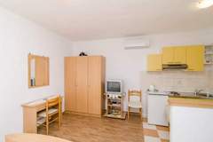 Ferienwohnung - Apartments Skurla - Studio Apartment with Terrace (A1 žuti ) - Ferienunterkunft in Saplunara (2 Personen)