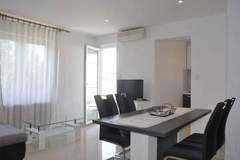 Ferienwohnung - Apartments Profaca - Two Bedroom Apartment with Terrace A1 - Ferienunterkunft in Rab (4 Personen)