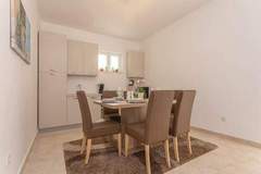 Ferienwohnung - Apartment Niko - Two Bedroom Apartment with Swimming Pool - Ferienunterkunft in Sibenik (5 Personen)