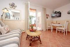 Ferienwohnung - Seafront Apartments Deveron - One Bedroom Apartment  with Balcony and Sea View (Zavala) - Ferienunterkunft in Jelsa (3 Personen)
