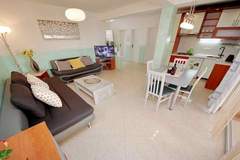 Ferienwohnung - Seafront Apartments Deveron - Two Bedroom Apartment with Balcony and Sea View (Hvar) - Ferienunterkunft in Jelsa (4 Personen)