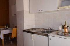 Ferienwohnung - Dugi Rat Seaside Apartments - Two Bedroom Apartment 6 - Ferienunterkunft in Dugi Rat (4 Personen)