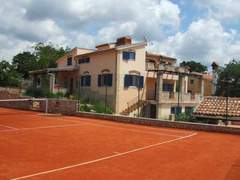 Ferienhaus - Ferienhaus Ruhiggelegene Villa mit eigenem Tennisplatz und Pool für Ausflüge in die Umgebu