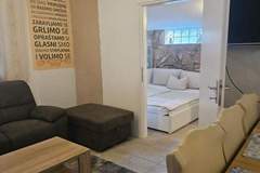 Ferienwohnung - P STIL apartments - Three bedroom apartment with Hot Tub (ground floor) - Ferienunterkunft in Sukosan (5 Personen)