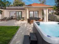 Ferienhaus - Ferienhaus Luxury Bay Villa with private hot tub