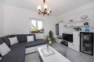 Ferienwohnung - Apartment Villa DD - Four Bedroom Apartment With Terrace Sea View (ST) - Ferienunterkunft in Supetar (9 Personen)