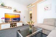 Ferienwohnung - Apartments Blažević - Comfort Two Bedroom Apt with Hot Tub and Sea View - Ferienunterkunft in Mlini (5 Personen)