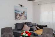 Ferienwohnung - Modern Seget Vranjica Apartment with Terrace - Two Bedroom Apartment with Terrace - Ferienunterkunft in Seget Vranjica (6 Personen)