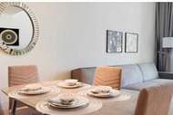 Ferienhaus - Luxury Dubai 2 BR Apt with Gym Parking & Pool - Ferienunterkunft in Dubai (4 Personen)