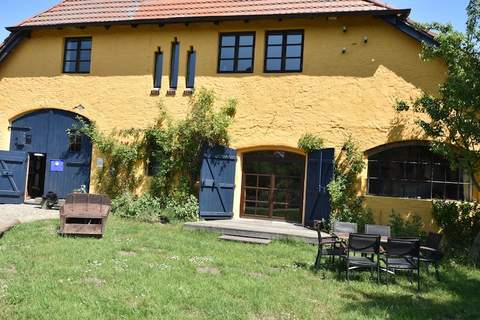 Die Besondere Ferienwohnung Bibliothek - Appartement in Buschenhagen (4 Personen)