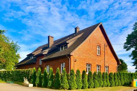 A historic manor by the sea - Ferienhaus in Mielenko (14 Personen)