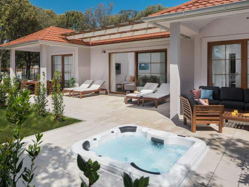Ferienhaus Luxury Bay Villa with private hot tub
