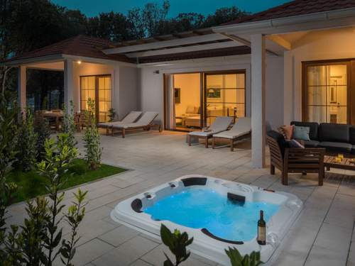Ferienhaus Luxury Bay Villa with private hot tub