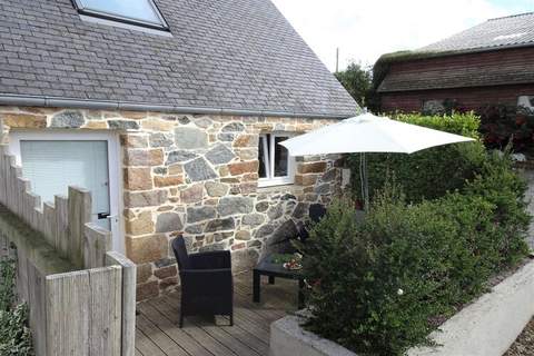 Natural stone cottage with garden and sea view on Breton estate Plougasnou - Ferienunterkunft in Plougasnou (2 Personen)
