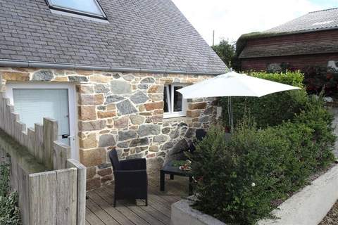 Natural stone cottage with garden and sea view on Breton estate Plougasnou - Ferienhaus in Plougasnou (2 Personen)