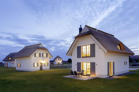 Reetvilla Superior 4 Personen - Ferienunterkunft in Dranske (4 Personen)