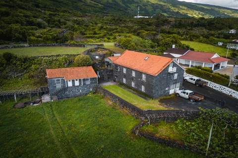 Small semi-detached holiday home in Santo Amaro - Ferienhaus in Santo Amaro  (São Roque do Pico) (2 Personen)