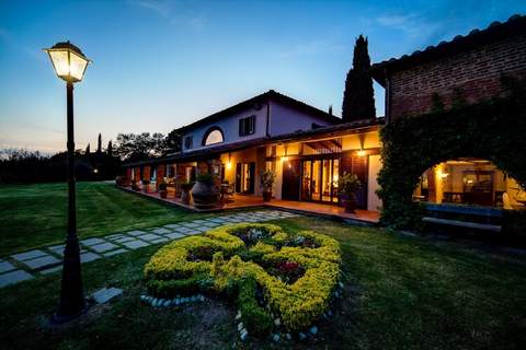 Villa del Lago - Ferienunterkunft in Sanfatucchio (18 Personen)