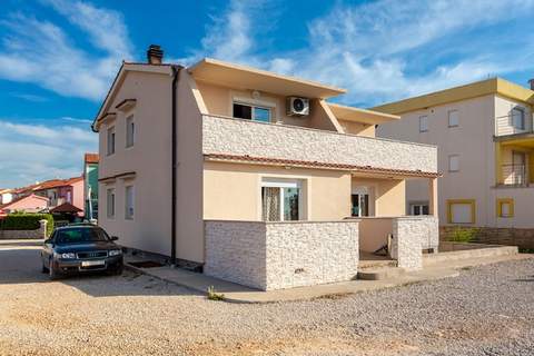 Apartment Dora - Ferienunterkunft in Omisalj (4 Personen)