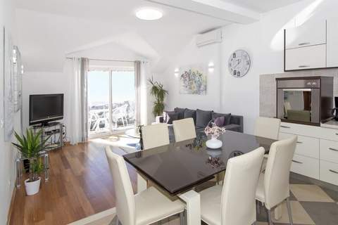 Apartments Isabora - Comfort Three-Bedroom Apartment with Balcony and Sea View (Second Floor) - Ferienunterkunft in Dubrovnik (5 Personen)