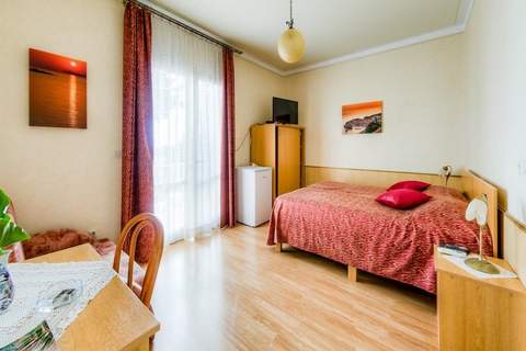 Guest House Villa Nina- Comfort Triple Room with Balcony and Sea View (S1 - crvena) - Ferienunterkunft in Mlini (3 Personen)