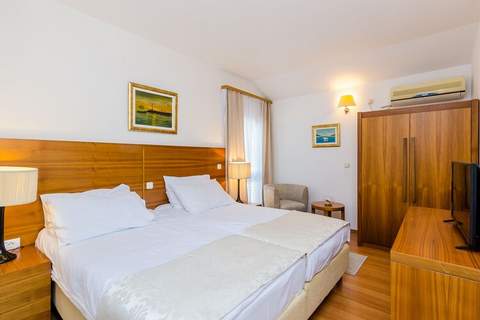 Pansion Srebreno - Double or Twin Room with Balcony and City View 2 - Ferienunterkunft in Srebreno (2 Personen)