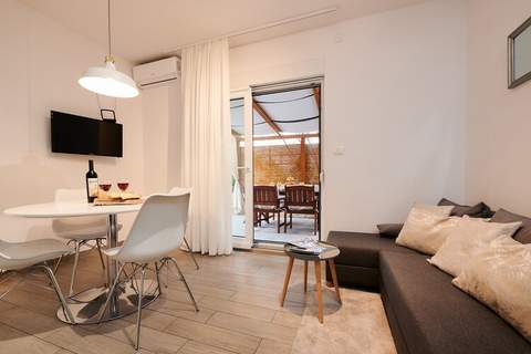 Apartment Boris (ST) - Two Bedroom Apartment with Terrace and Jacuzzi - Ferienunterkunft in Trogir (5 Personen)