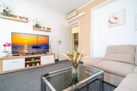 Apartments Blažević - Comfort Two Bedroom Apt with Hot Tub and Sea View - Ferienunterkunft in Mlini (5 Personen)